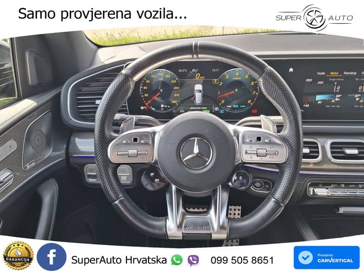 Slika prikazuje unutrašnjost vozila (volan i instrument ploča).