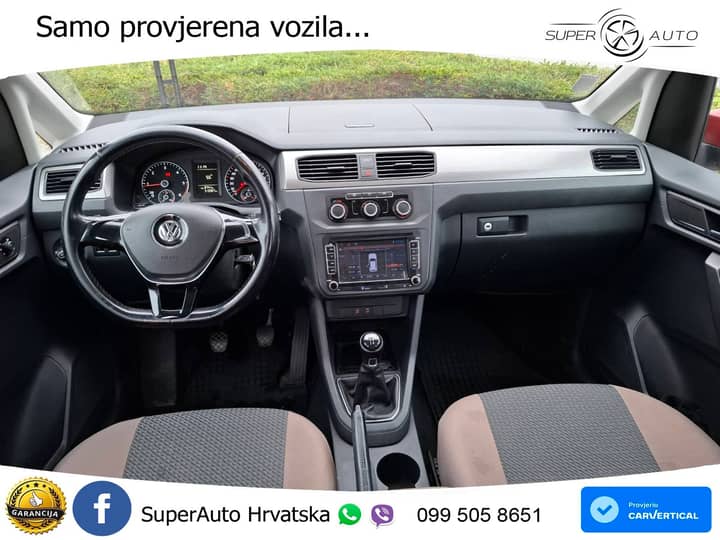 Slika prikazuje unutrašnjost vozila (volan i instrument-ploča).