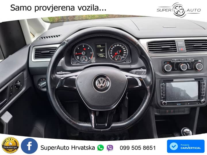 Slika prikazuje unutrašnjost vozila (volan i instrument ploča).