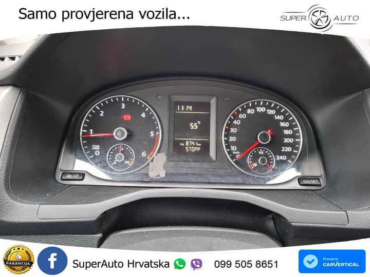 Slika prikazuje unutrašnjost vozila (instrument ploča).