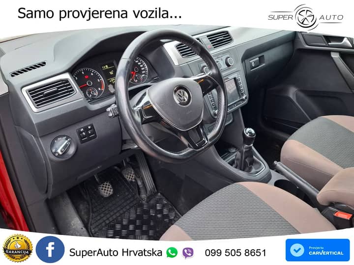 Slika prikazuje unutrašnjost vozila (volan i sjedala).