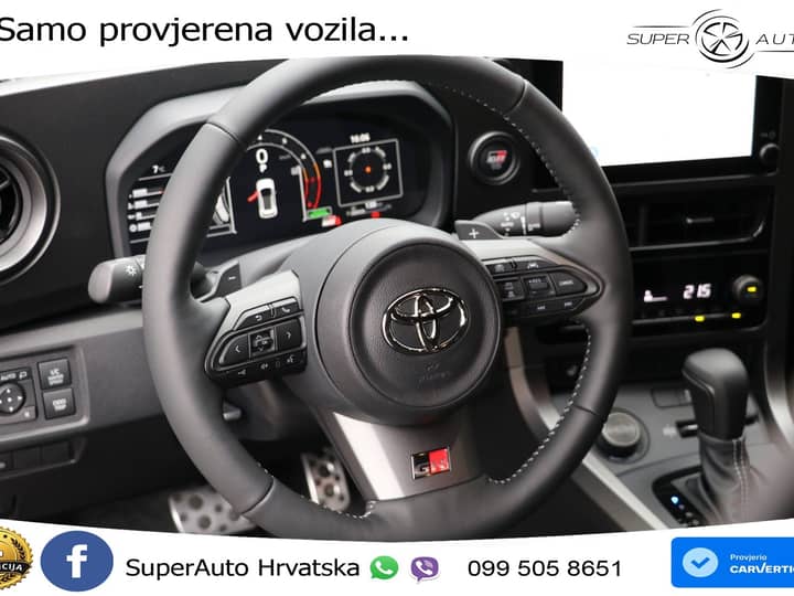 Slika prikazuje unutrašnjost vozila (volan i instrument ploča).
