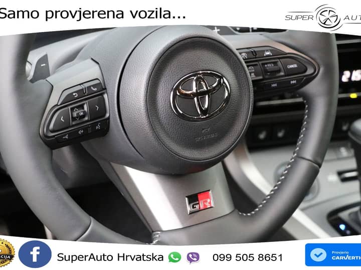 Slika prikazuje unutrašnjost vozila (volan i sjedala).