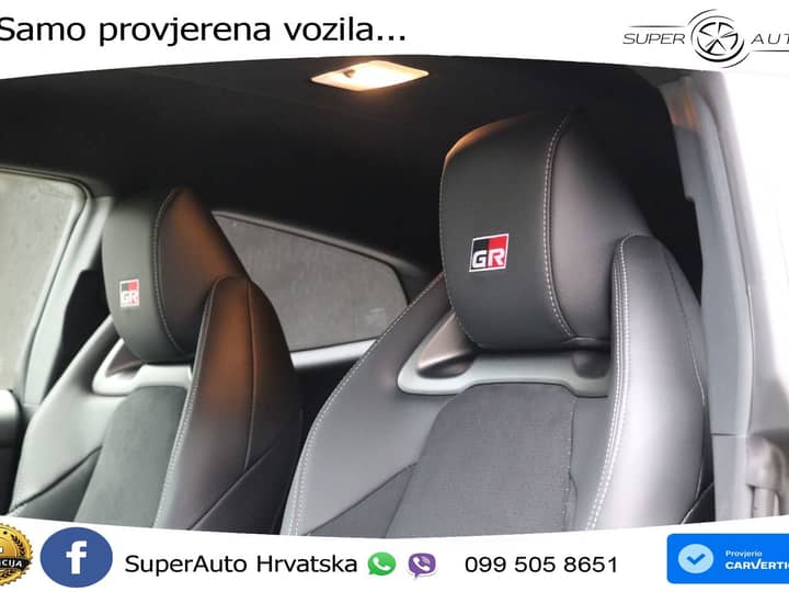 Slika prikazuje unutrašnjost vozila (sjedala i nasloni).
