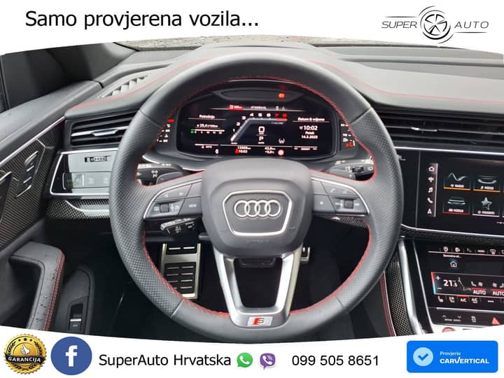 Slika prikazuje unutrašnjost vozila (volan i instrument ploča).