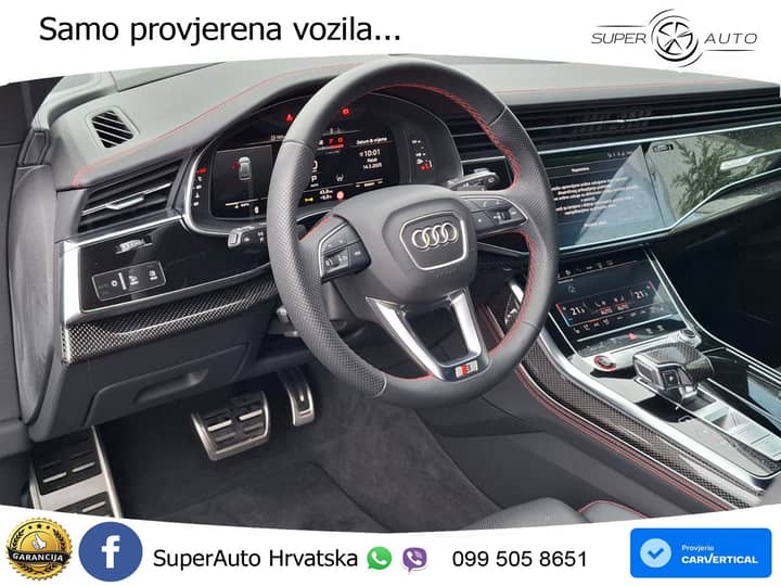 Slika prikazuje unutrašnjost vozila, kokpit i volan.