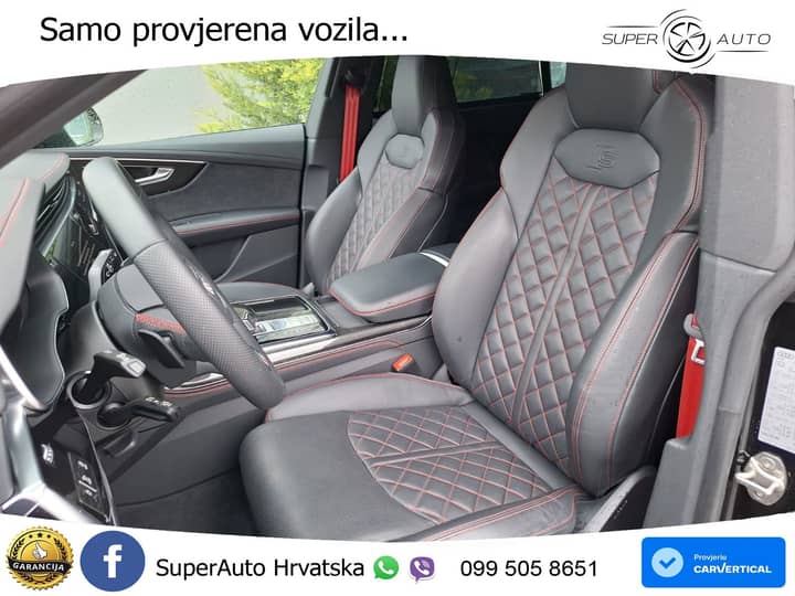 Slika prikazuje unutrašnjost vozila (sjedala i volan).