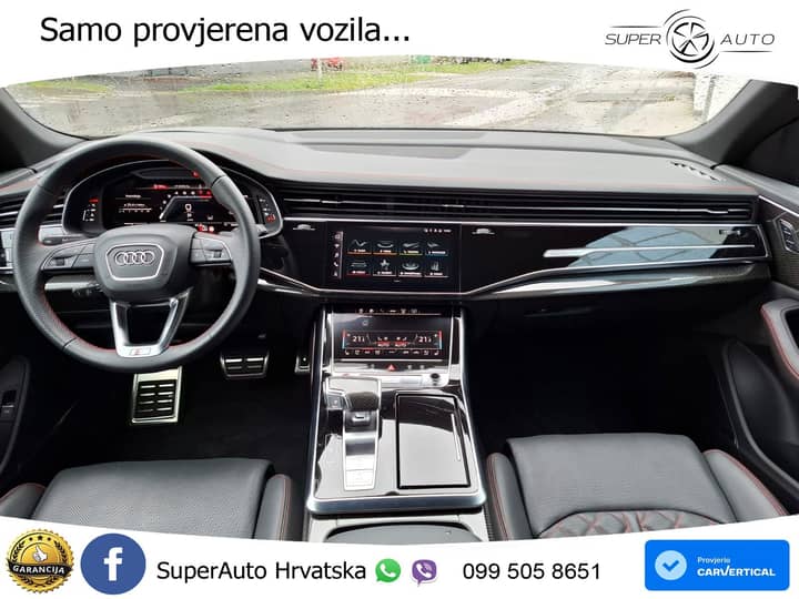 Slika prikazuje unutrašnjost vozila (volan i instrument ploča).