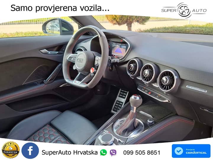 Slika prikazuje unutrašnjost vozila (volan i instrument ploča).
