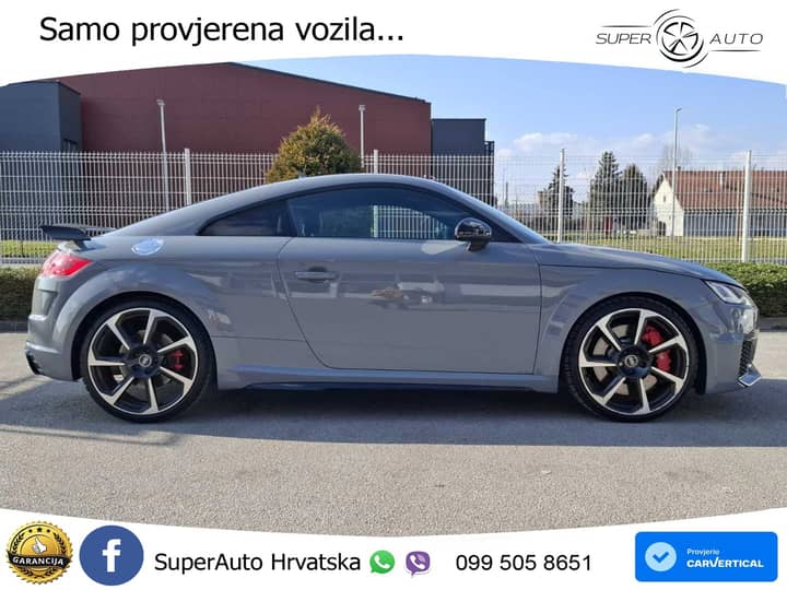 Slika prikazuje eksterijer vozila, fokus na vanjski dio.