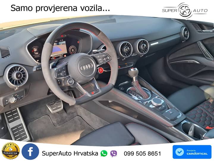 Slika prikazuje unutrašnjost vozila (volan i sjedala).