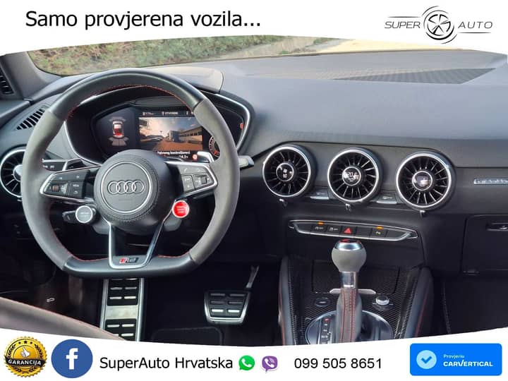 Slika prikazuje unutrašnjost vozila (volan i instrument-ploča).