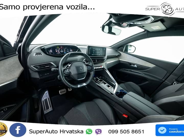 Slika prikazuje unutrašnjost vozila (volan i instrument ploča).