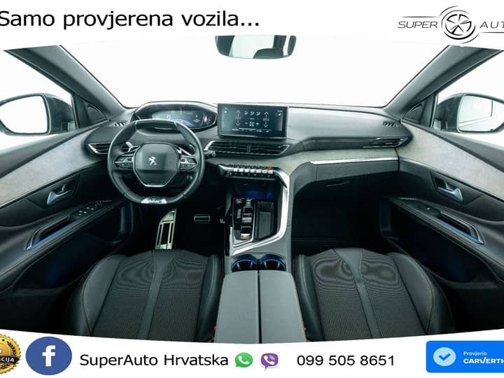 Slika prikazuje unutrašnjost vozila, fokus na kokpit i upravljač.