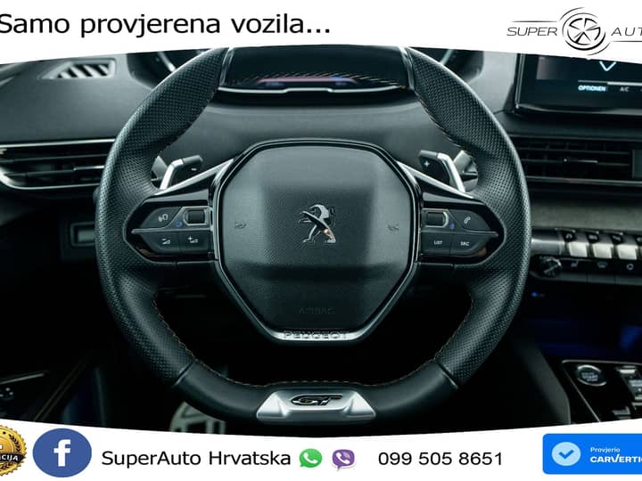 Slika prikazuje unutrašnjost vozila (volan i sjedala).