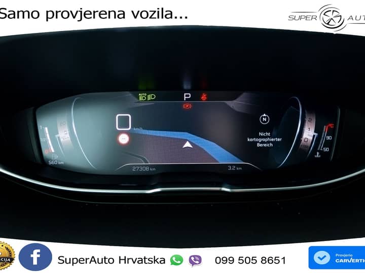 Slika prikazuje unutrašnjost vozila, upravljač i instrument ploča.