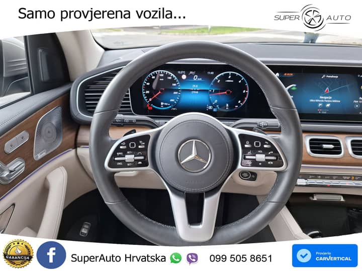 Slika prikazuje unutrašnjost vozila (volan i instrument ploča).