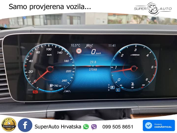 Slika prikazuje unutrašnjost vozila, instrument ploča.