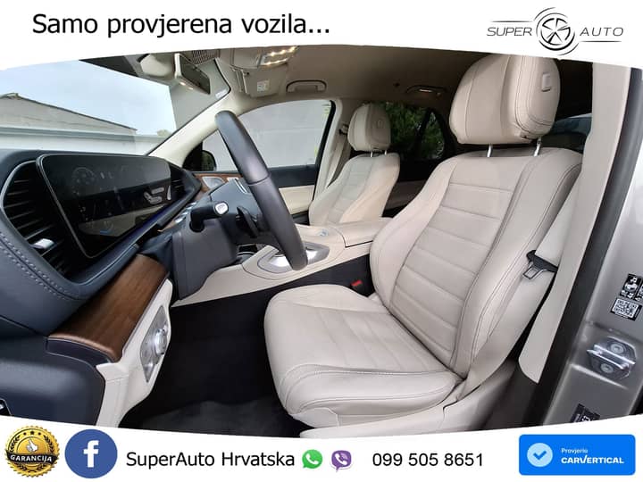 Slika prikazuje unutrašnjost vozila (prednji prostor, sjedala i volan).