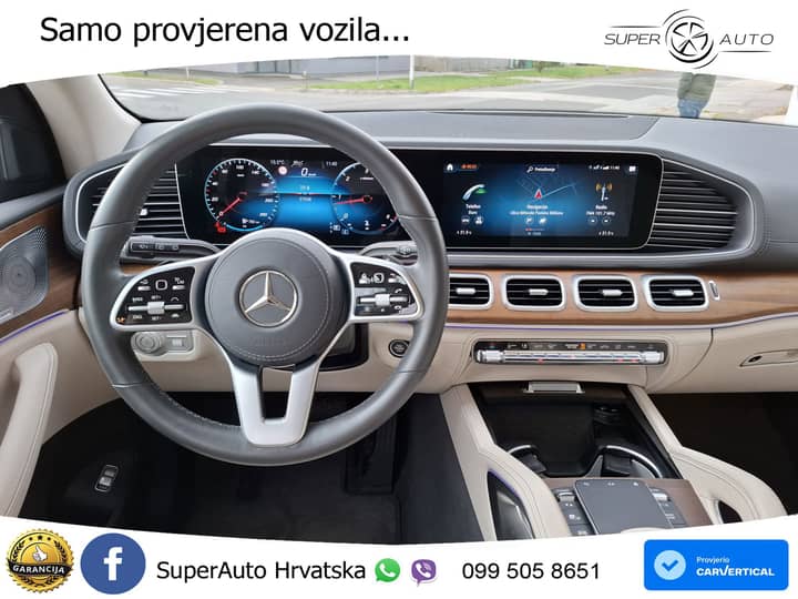 Slika prikazuje unutrašnjost vozila (volan i instrument ploča).