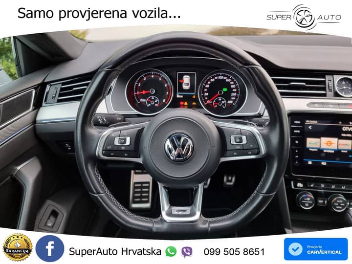 Slika prikazuje unutrašnjost vozila – volan i instrument ploča.