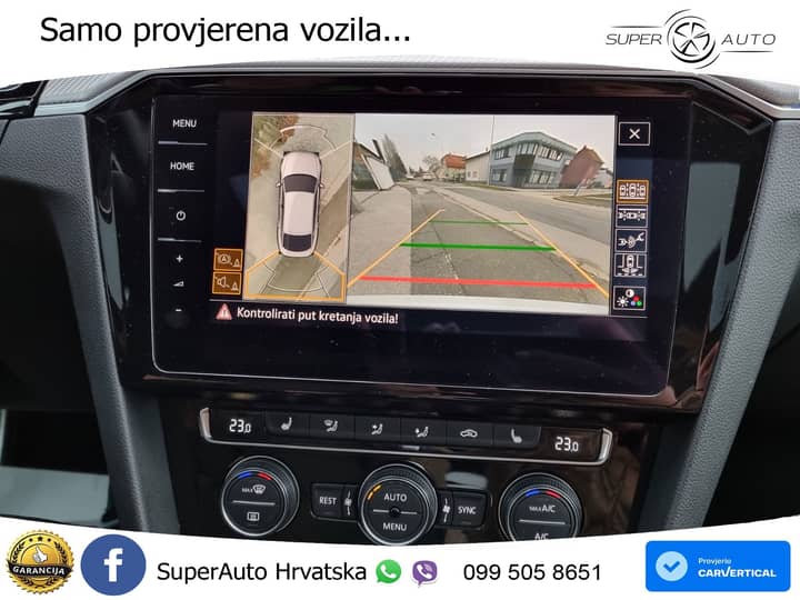 Slika prikazuje unutrašnjost vozila (volan i sjedala).