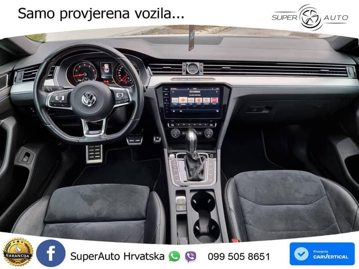Slika prikazuje unutrašnjost vozila (volan, središnja tablica i sjedišta).