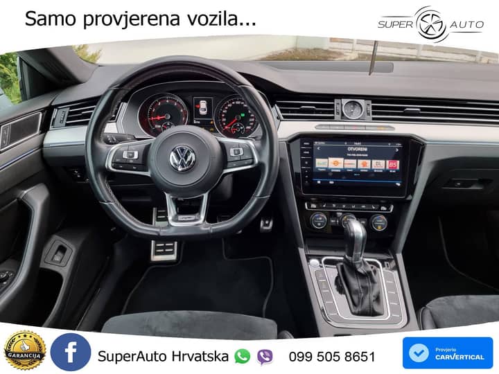 Slika prikazuje unutrašnjost vozila (volan, instrument ploča).
