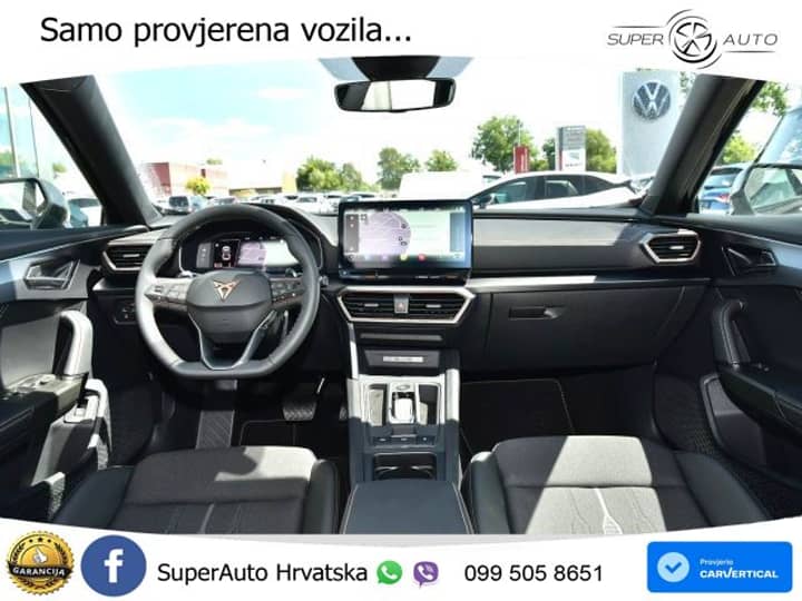 Slika prikazuje unutrašnjost vozila (volan, instrument ploča).