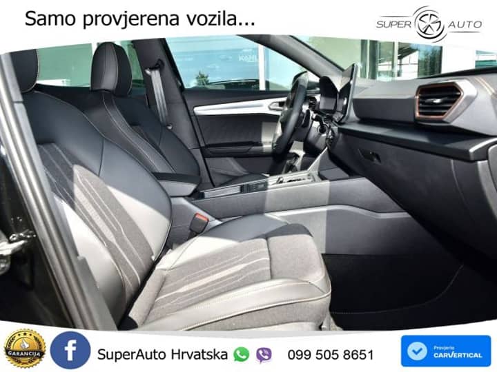 Slika prikazuje unutrašnjost vozila (sjedala, volan, instrument ploča).