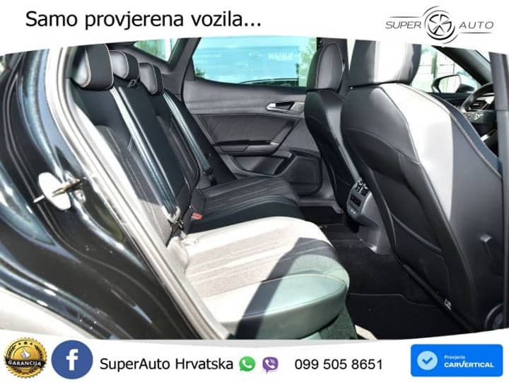 Slika prikazuje unutrašnjost vozila (instrument ploča i sjedala).