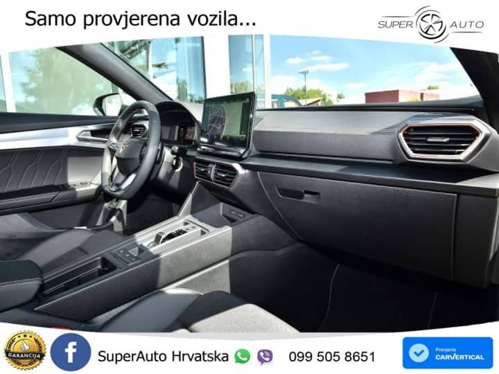 Slika prikazuje unutrašnjost vozila (volan i instrument ploča).
