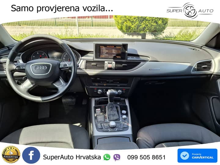 Slika prikazuje unutrašnjost vozila (volan i instrument ploča).