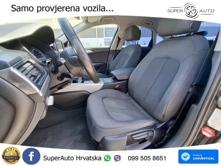 Slika prikazuje unutrašnjost vozila (sjedala, volan, instrument ploča).