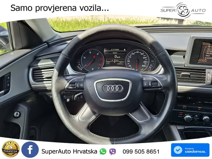 Slika prikazuje unutrašnjost vozila (volan i instrument ploča).