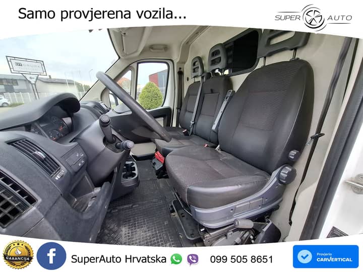 Slika prikazuje unutrašnjost vozila (volan i sjedala).