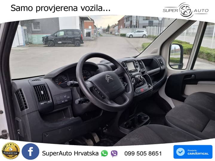 Slika prikazuje unutrašnjost vozila; kokpit i volan u fokusu.