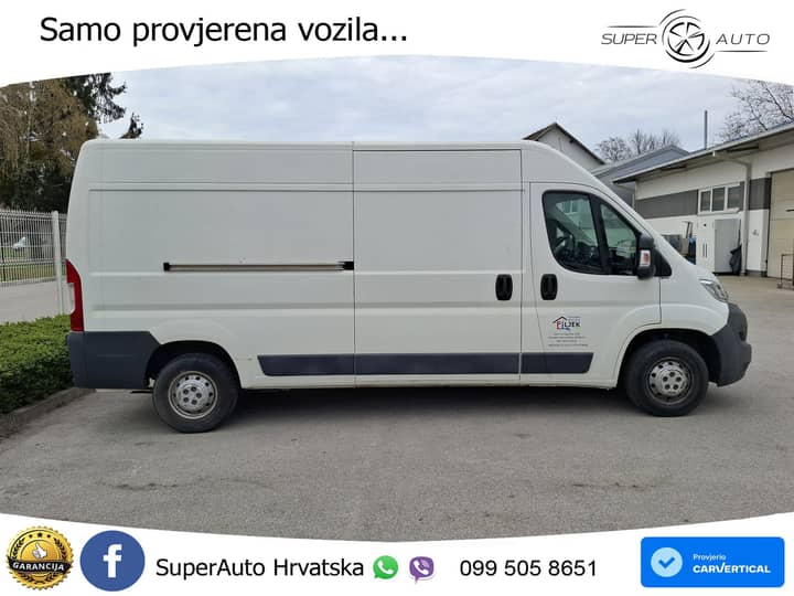 Slika prikazuje vanjsku stranu vozila.