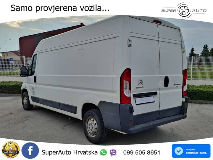 Slika prikazuje vanjsku stranu vozila.