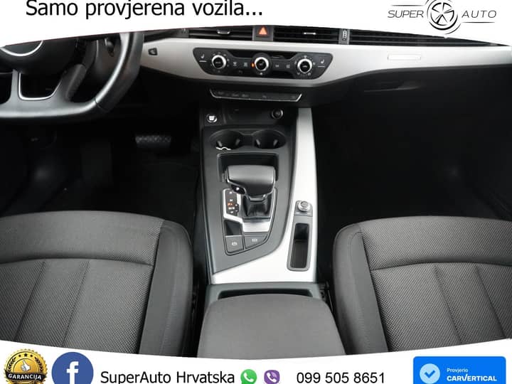 Slika prikazuje unutrašnjost vozila, fokus na središnju konzolu i sjedala.