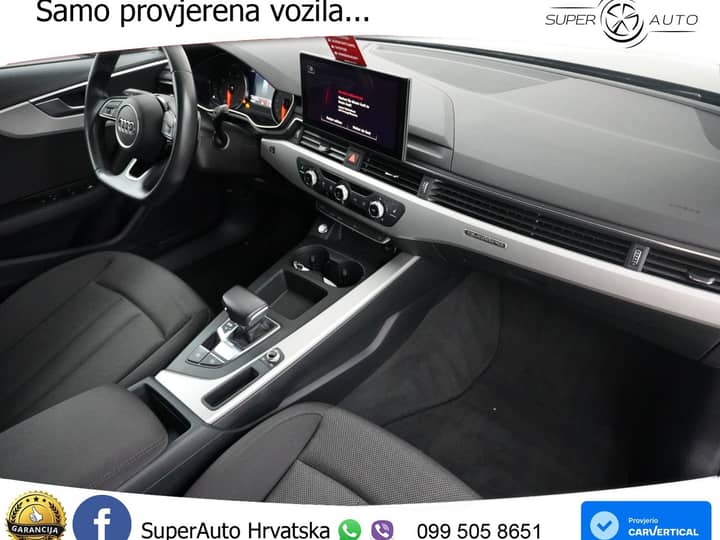 Slika prikazuje unutrašnjost vozila s volanom i instrument pločom.