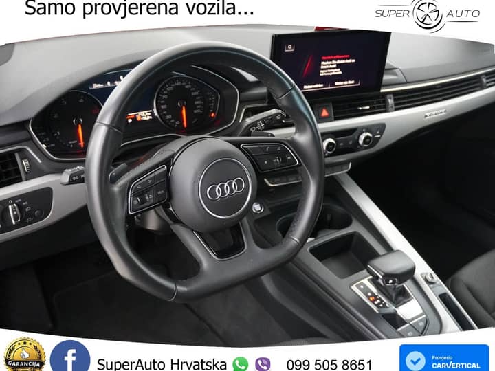 Slika prikazuje unutrašnjost vozila (volan i instrument ploča).