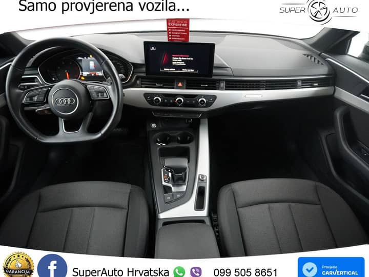 Slika prikazuje unutrašnjnost vozila (volan i sjedala).