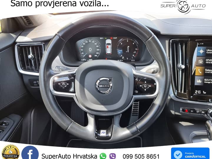 Slika prikazuje unutrašnjost vozila (volan i instrument ploča).