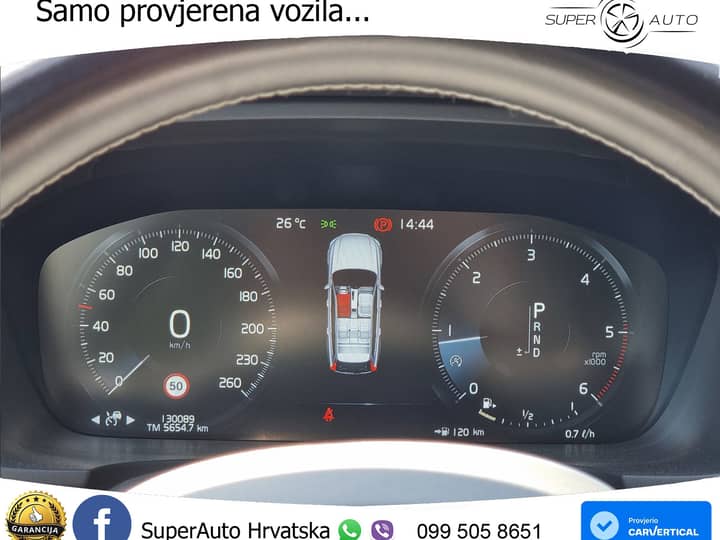 Slika prikazuje unutrašnjost vozila (instrument ploče).