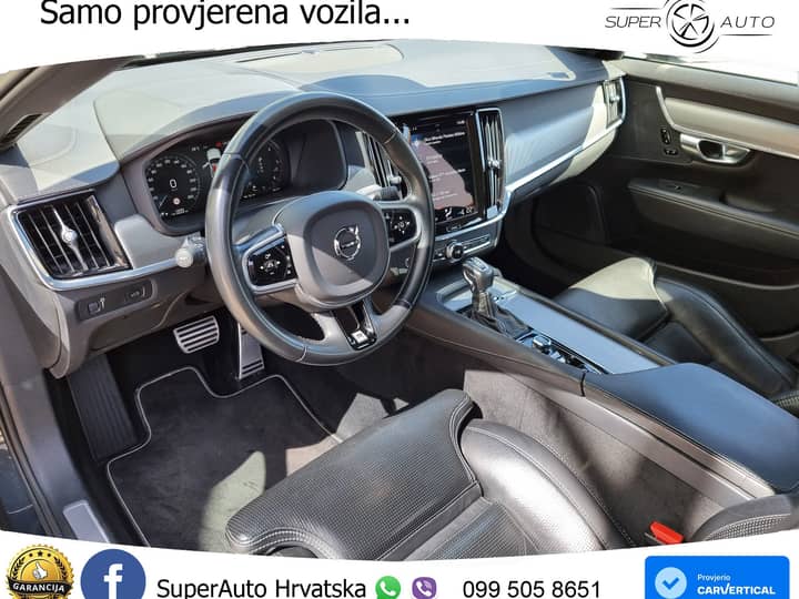 Slika prikazuje unutrašnjost vozila (volan i sjedala).