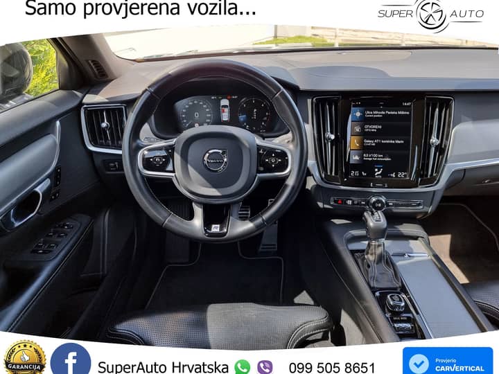 Slika prikazuje unutrašnjost vozila (volan i instrument ploča).