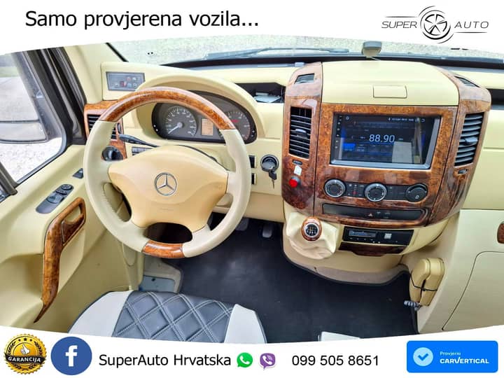 Slika prikazuje unutrašnjost vozila (volan, instrument ploča).