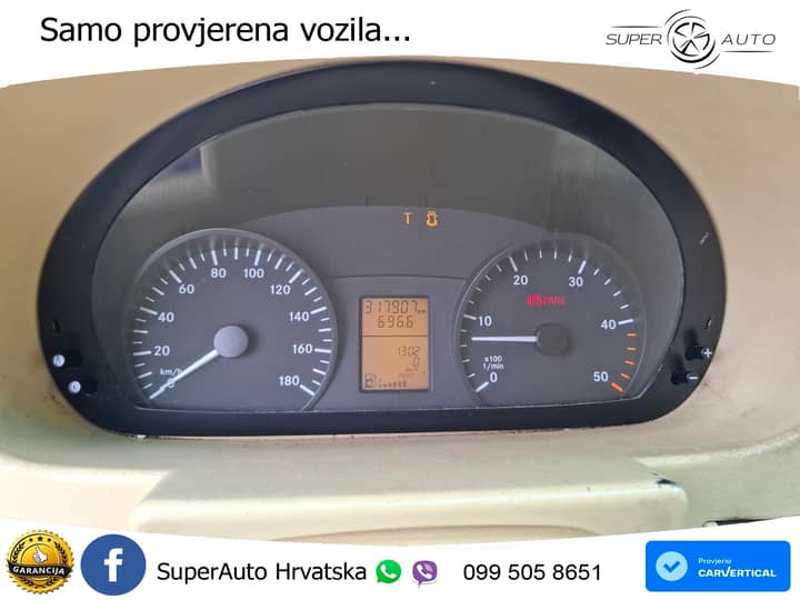Slika prikazuje unutrašnjost vozila, uključujući instrument ploču.