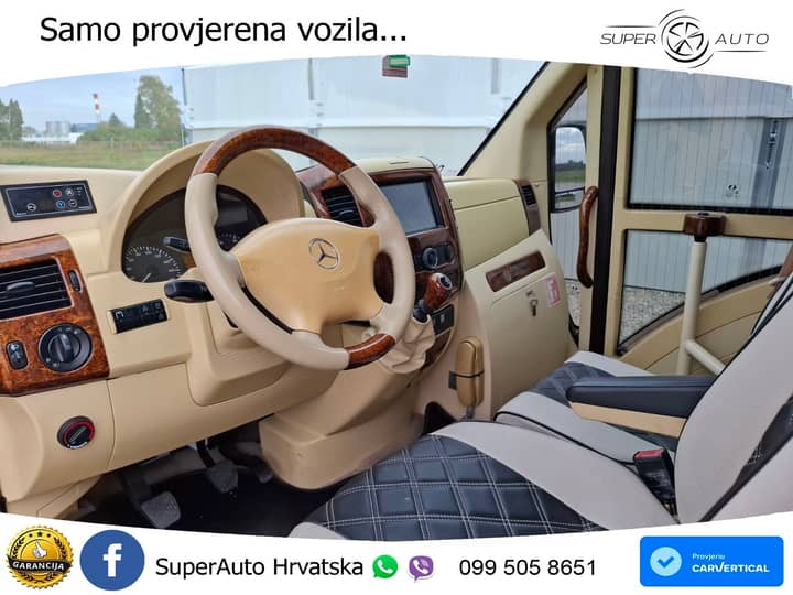 Slika prikazuje unutrašnjost vozila (volan i instrument ploča).